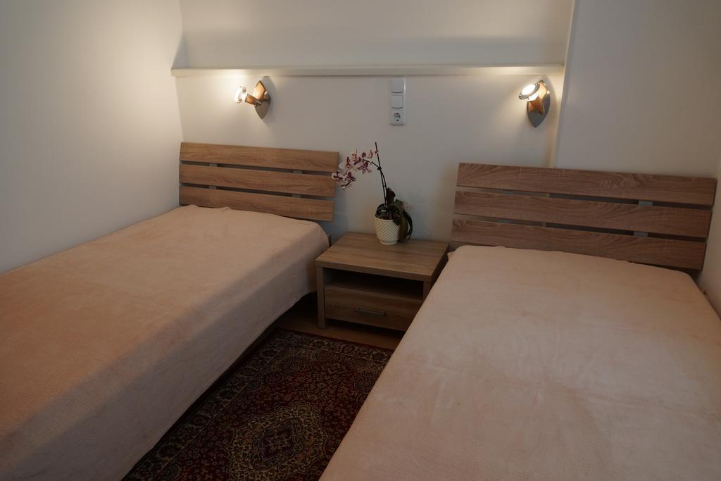 Zimmer Im Weinviertel Bad Pirawarth ภายนอก รูปภาพ
